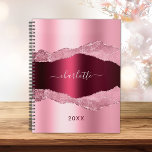 Agenda Marble 2023, de metal robusto, cor-de-rosa,<br><div class="desc">Leve-se rosa e burgundy,  metal e ágata,  impressão de pedra mármore como fundo. Personalize e adicione seu nome. O nome é escrito com um moderno estilo escrito à mão.</div>