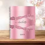 Agenda Marble 2023 do agate de metal rosado<br><div class="desc">Blush de metal rosa e agate,  impressão de pedra mármore como fundo. Personalize e adicione seu nome. O nome é escrito com um moderno estilo escrito à mão.</div>