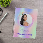Agenda Marcações holográficas de fotos roxas cor-de-rosa<br><div class="desc">Um fundo holográfico de tendência,  colorido,  com cores pastel unicórnio e arco-íris,  cor rosa,  púrpura,  verde-menta. Personalize e adicione uma foto,  nome e ano. Letras cor púrpura.</div>