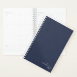 Agenda Marinho Azul Elegante Simples e Personalizado<br><div class="desc">Notebook marinho Blue Elegante Simple Minimalist personalizado apresentando seu nome e ano em um roteiro moderno. Nosso planejador está aqui para ajudá-lo a atingir seus objetivos. Ele oferece uma maneira de se organizar e refletir sobre sua vida. Com um simples design, você pode usar este planejador para qualquer ocasião: do...</div>