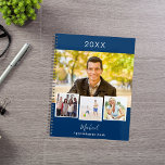 Agenda Marinho azul foto colage compromissos 2025<br><div class="desc">Crie sua própria colagem de fotos exclusiva. Use quatro,  quatro da sua foto favorita. Personalizar e um ano,  nome e texto. Um fundo azul marinho,  texto branco.</div>