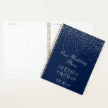 Agenda Marinho Azul & Glam S Confetti Casamento<br><div class="desc">Prepare-se para o seu grande dia em estilo com este elegante e muito tenente planejador de casamento. A design é fácil de personalizar com seus próprios nomes e data de casamento e você pode manter todas suas ideias designs, informações importantes de casamento e muito mais em segurança juntas neste planejador...</div>
