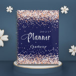 Agenda Marinho azul rosa de dourado nome da lista telefôn<br><div class="desc">fundo azul marinho. Rosa ouro,  poeira brilhante. Personalize e adicione um ano e nome. Cartas brancas.</div>
