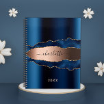 Agenda Marinho azul rosa de dourado nome de mármore 2025<br><div class="desc">Rosa de ouro azul,  impressão de pedra mármore como fundo. Personalize e adicione seu nome. O nome é escrito com um moderno estilo escrito à mão.</div>