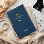 Agenda Marinho Monograma Dourado Blue Modern Elegant Busi<br><div class="desc">Elegante Dourado Monograma Marinho Blue Business Planner. Este design traz um estilo profissional e elegante para a sua marca. O nome comercial e o monograma são destacados numa bela estrutura dourada. Adicione um toque pessoal atualizando facilmente seus detalhes do Monograma e Negócios.</div>