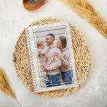 Agenda Memória de fotos da família personalizada 2025<br><div class="desc">Planejador moderno e mínimo de 2025. a tipografia manuscrita vintage permite que um planejador memorável personalize com suas fotos favoritas. Personalize com uma foto personalizada na frente e no verso. Design por Moodthology Papery.</div>