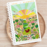 Agenda Minha ilustração do Esquilo do Jardim do Lugar Fel<br><div class="desc">Aprecie a beleza da arte original e única enquanto planeja seus dias, semanas e meses à frente. Mantenha-se organizado e inspirado e abrace a produtividade e a criatividade com o nosso Planador Mensal Feliz, com uma ilustração encantadora de um doce esquilo ematizado numa cerca no meio de um jardim de...</div>
