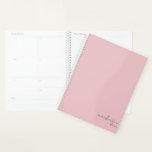 Agenda Mínimo Simples e Elegante Cor-de-Rosa Esbranquiçad<br><div class="desc">Notebook Mínimo e Personalizado Simples e Elegante, cor-de-rosa, com o seu nome e o seu ano na escrita moderna. Nosso planejador está aqui para ajudá-lo a atingir seus objetivos. Ele oferece uma maneira de se organizar e refletir sobre sua vida. Com um simples design, você pode usar este planejador para...</div>