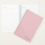 Agenda Mínimo Simples, Rosa Esmagada Elegante, Personaliz<br><div class="desc">Notebook Mínimo e Personalizado Simples e Elegante, cor-de-rosa, com o seu nome e o seu ano na escrita moderna. Nosso planejador está aqui para ajudá-lo a atingir seus objetivos. Ele oferece uma maneira de se organizar e refletir sobre sua vida. Com um simples design, você pode usar este planejador para...</div>