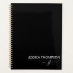 Agenda Modern Black Simple Script Girly Monograma 2025<br><div class="desc">Nome de script simples monograma personalizado e inicial, na moda preto e branco, moderno e elegante, adicione seu nome a iniciais de Cinza Girly. Este planejador personalizado é perfeito para o Sweet 16, Chá de panela, Escola, Escritório ou Planejamento de Casamento para alguém com estilo chic simples e elegante.</div>