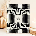 Agenda Modern Geométrico Arch Lines 2025 Monograma<br><div class="desc">Assumir a organização com este planejador moderno e artístico, com um design geométrico único, com arcos e linhas em tons pretos e cremes contrastantes. Personalize com seu monograma para um toque sofisticado. Este planejador é perfeito para acompanhar os compromissos, as tarefas e todas as suas datas importantes ao longo de...</div>
