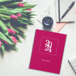 Agenda Moderno Chic Rosa 2024 Mensal semanal<br><div class="desc">O planejador simples e elegante rosa minimalista é perfeito para uso diário, trabalhadores de escritório, planejadores de eventos ou para qualquer profissional, bem como uso pessoal. Seu design é elegante, minimalista, simples, sofisticado e moderno, e tem uma aparência corporativa perfeita. Vem com um ano e nome personalizáveis, uma maneira perfeita...</div>