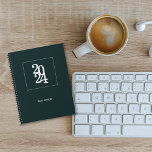 Agenda Moderno Chic Verde Floresta Mensal semanal<br><div class="desc">O planejador minimalista verde de floresta simples e elegante é perfeito para uso diário, trabalhadores de escritório, planejadores de eventos ou para qualquer profissional, bem como para uso pessoal. Seu design é elegante, minimalista, simples e moderno, e tem uma aparência corporativa perfeita. Vem com um ano e nome personalizáveis, uma...</div>