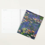 Agenda Monet Water Lily - Pintura de plataforma<br><div class="desc">Monet Water Lily - Esta pintura clássica de Monet foi pintada por Claude Monet em 1916. Faz parte da sua famosa coleção de lírios aquáticos onde ele pinta em seu jardim em Giverney,  França. Uma pintura de obra-prima.</div>
