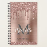 Agenda Monograma 2024 - Colírio Dourado Rosa Rosa Elegant<br><div class="desc">A brilho rosa de luxo dourada goteja o nome personalizado e monograma 2024 ou qualquer planejador de ano. Este design apresenta pinceladas cor-de-rosa pinceladas pingos de ouro em fundo de metal piscado cor-de-rosa falso com modelo de texto inicial, monograma e nome próprio personalizado. Um presente personalizado perfeito. presente de excelente...</div>