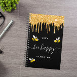 Agenda Monograma 2025 das abelhas Black Bumble Feliz<br><div class="desc">Decorado com abelhas-desmancha-prazeres, amarelas e negras felizes e sorridentes. Um fundo preto chic e brilho dourado sujo pingando, pintura pingando. Escrita escrita com letras brancas com pinceladas e o texto: Bee Happy. Personalize e adicione seu nome e um ano. Perfeito para a escola, o trabalho ou a organização da sua...</div>