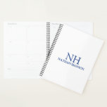 Agenda Monograma Azul Simples Moderno<br><div class="desc">Planejador de negócios moderno com um design simples e mínimo azul e branco com seu monograma em uma fonte em negrito junto com seu nome na frente. As costas têm as suas informações de contato.</div>