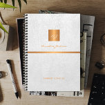 Agenda Monograma branco elegante de couro clássico<br><div class="desc">Escritório de luxo com aparência exclusiva ou planejador pessoal monograma 2025 com um quadrado fino de ouro metálico em cobre com suas iniciais de nome de monograma e uma faixa cintilante sobre um fundo de couro na moda branco. Adequado para pequenas empresas, profissionais empresariais ou independentes, especialistas em marcas pessoais...</div>