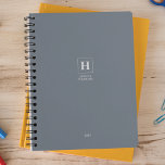 Agenda Monograma Clássico Dusty Blue Semanal<br><div class="desc">Planeador anual de artigos de papelaria pessoal simples com um monograma clássico numa fronteira quadrada. Planeador anual (12 meses) com vista a obter uma visão geral mensal aberta e planilhas de planeamento semanais. Contato para obter assistência na personalização.</div>
