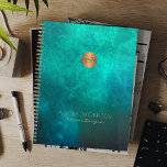 Agenda Monograma com aquarela profissional<br><div class="desc">Planeador profissional de luxo sofisticado e glamouroso, moderno, com um fundo de cor verde esmeralda lavado e um brilho de cobre que circulou o monograma pessoal ou da empresa. Perfeito para escritório de designer de interiores, salão de beleza, designer de moda, arquiteto, consultor, gerente, casamento de diretor ou outro planejador...</div>