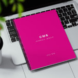 Agenda Monograma Cor-de-Rosa Moderna Inicial<br><div class="desc">Um clássico planejador rosa brilhante monograma. Este planejador apresenta um texto monograma clássico com a opção de adicionar seu nome e ano. Todo texto é personalizável e pode ser substituído por qualquer texto de sua escolha.</div>