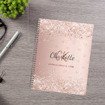 Agenda monograma cor-de-rosa rosa 2025<br><div class="desc">Um fundo rosa dourado com rosa dourado e confete rosa. Personalize e adicione as iniciais do seu monograma, nome e título/ano 20XX (ou qualquer ano) As iniciais do seu monograma como padrão no plano de fundo.</div>