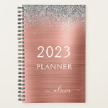 Agenda Monograma da Rosa de 2023 com brilho prateado Dour<br><div class="desc">2023 Rosa Dourado - Blush Pink e Silver Faux Sparkle Monogramo Name e Inicial Bruted Metal Metálico Stainless Steel Spiral Notebook Planner de Calendário de Casamento de Notebook Spiral de Aço Inoxidável. Isto faz o doce e perfeito aniversário de 16 anos, casamento, chá de panela, aniversário, chá de fraldas ou...</div>