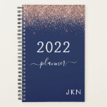 Agenda Monograma de 2022 com Marinho cor-de-rosa Dourado<br><div class="desc">2022 Rosa Dourado - Blush Pink e Marinho Blue Sparkle Monographic Name (Nome do monograma do brilho azul) ou Spiral Calendar Planner Notebook (Bloco de notas). Isto faz o doce e perfeito aniversário de 16 anos, casamento, chá de panela, aniversário, chá de fraldas ou festa de solteira presente para alguém...</div>
