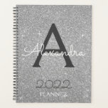 Agenda Monograma de 2022 Silver Glitter Sparkle<br><div class="desc">2022 Silver Sparkle Glitter Monogramas Name (Nome do Monograma do Silver Sparkle) e Inicial Spiral Notebook Planner (Planejador de Notebook Espiral). Isto faz o doce e perfeito aniversário de 16 anos, casamento, chá de panela, aniversário, chá de fraldas ou festa de solteira presente para alguém que ama luxo de luxo...</div>