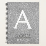 Agenda Monograma de 2022 Silver Glitter Sparkle<br><div class="desc">2022 Silver Sparkle Glitter Monogramas Name (Nome do Monograma do Silver Sparkle) e Inicial Spiral Notebook Planner (Planejador de Notebook Espiral). Isto faz o doce e perfeito aniversário de 16 anos, casamento, chá de panela, aniversário, chá de fraldas ou festa de solteira presente para alguém que ama luxo de luxo...</div>