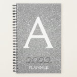 Agenda Monograma de 2022 Silver Glitter Sparkle<br><div class="desc">2022 Silver Sparkle Glitter Monogramas Name (Nome do Monograma do Silver Sparkle) e Inicial Spiral Notebook Planner (Planejador de Notebook Espiral). Isto faz o doce e perfeito aniversário de 16 anos, casamento, chá de panela, aniversário, chá de fraldas ou festa de solteira presente para alguém que ama luxo de luxo...</div>