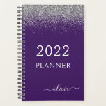 Agenda Monograma de 2022 Silver Purple Glitter Sparkle<br><div class="desc">2022 Nome do Monograma da Glitter Glitter Silver e Purple Sparkle e Notebook Espiral Inicial. Isto faz o doce e perfeito aniversário de 16 anos,  casamento,  chá de panela,  aniversário,  chá de fraldas ou festa de solteira presente para alguém que ama luxo de luxo e estilos quíticos.</div>