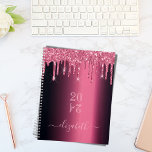 Agenda Monograma de 2024 com brilho rosado<br><div class="desc">Um fundo metálico falso e escuro, com aparência escura, com brilho elegante, cor-de-rosa, pingos de tinta. Modelo por um ano (invertido) Personalize e adicione um nome. O nome é escrito em rosas claro com um moderno estilo escrito à mão. Perfeito para a escola, o trabalho ou a organização da sua...</div>