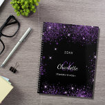 Agenda Monograma de 2024 com pó de roxo preto<br><div class="desc">Fundo preto,  texto branco e roxo. Decorado com pó de brilho púrpura. Personalize e adicione seu primeiro nome,  iniciais do monograma,  nome do cheio e ano.</div>