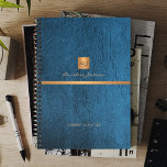 Agenda Monograma de 2025, elegante, de couro azul<br><div class="desc">Escritório exclusivo de luxo ou planificador monograma pessoal com um quadrado fino de ouro metálico em cobre com suas iniciais de nome monograma e uma faixa cintilante sobre um fundo de couro azul na moda. Adequado para pequenas empresas, profissionais empresariais ou independentes, especialistas em marcas pessoais ou estilistas, artistas de...</div>