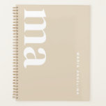 Agenda Monograma de bege clássico moderno<br><div class="desc">Um planejador personalizado e personalizável projetado para elevar o decor do seu escritório. Esta peça de decoração de escritório elegante ajustado-se perfeitamente em qualquer ambiente profissional de decoração de escritório, perfeito para decoração de escritório e decoração de escritórios domésticos. Ideal para mulheres profissionais que trabalham em decoração de escritórios, exude...</div>