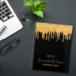 Agenda Monograma de brilho dourado preto<br><div class="desc">Um fundo preto chic com a tenda brilhante dourada, pingos de tinta. Personalize e adicione um ano, nome e título. O nome é escrito com um moderno estilo escrito à mão com traços. Perfeito para a escola, o trabalho ou a organização da sua vida pessoal/familiar. Para manter as hastes, exclua...</div>