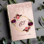 Agenda monograma de burgundy floral com brilho rosa<br><div class="desc">Um fundo rosa dourado com elegante brilho rosa dourado falso, pintura gota a gota. Decorado com uma falso armação geométrica de ouro e flores burguesas e cor-de-rosa, florais. Personalize e adicione suas letras monográficas, iniciais e um texto, título. Perfeito para a escola, o trabalho ou a organização da sua vida...</div>