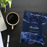 Agenda monograma de glitter de glitter de agato azul-mari<br><div class="desc">Azul-marinho escuro e azul-claro,  fundo de pedra mármore com brilho sujo. Personalize e adicione seu monograma,  nome e ano.</div>