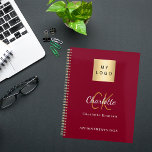Agenda Monograma de ouro burgundy com logotipo 2025<br><div class="desc">Uma cor de fundo arrojada. Personalize e adicione o logotipo da sua empresa,  as iniciais do monograma,  o nome e um título. O logotipo da sua empresa na frente e atrás.</div>
