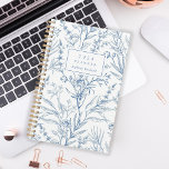 Agenda Monograma de Padrão Floral Branco Delicado 2024<br><div class="desc">Personalize este planejador com seu nome em itálico azul enquadrado por um retângulo branco,  em um delicado padrão botânico de flores de arte azul e folhagem em fundo branco.</div>