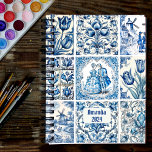 Agenda Monograma de quadros brancos de cor azul esbranqui<br><div class="desc">Planner do monograma branco azul-chic. Belo padrão perfeito de jouy Azul em fundo branco.impressões de Toile são uma fúria constante no momento, este é um elegante e ornamentado toile de jouy com cor damasco exótica, um estilo divertido que atualmente está se tornando atraente para decoração doméstica, roupas, móveis e Capas...</div>