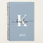 Agenda Monograma de Script Azul Elegante Dusty<br><div class="desc">Este simples e elegante planejador maleável azul 5.5 x 8.5 com o seu primeiro nome numa letra de texto de tendência a preto e o seu primeiro início numa fonte moderna de boné a branco é perfeito para si. É na moda e moda e, no entanto, muito clássico. Isso facilitará...</div>
