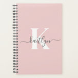 Agenda Monograma de Script de Cinza Cor-de-Rosa Elegante<br><div class="desc">Este planejador flexível, simples e elegante, cor-de-rosa 5, 5 x 8, 5, com seu primeiro nome em uma fonte de script de tendência na cinza e seu primeiro início em uma fonte moderna de boné em branco é perfeito para suas chaves. É na moda e moda e, no entanto, muito...</div>