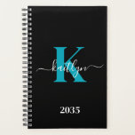 Agenda Monograma de Script de Teto Preto Moderno<br><div class="desc">Este simples e elegante planejador maleável preto 5.5 x 8.5 com o seu primeiro nome numa letra de texto de tendência, escrito em branco sobre a sua primeira letra inicial num boné moderno, é perfeito para si. É na moda e moda e, no entanto, muito clássico. Isso facilitará a manutenção...</div>