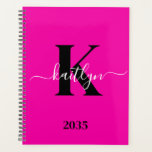 Agenda Monograma de Script Preto Cor-de-Rosa Moderno<br><div class="desc">Este simples e elegante planejador flexível rosa 8.5 x 11 com seu primeiro nome em uma fonte de script de tendência em branco digitado sobre sua primeira fonte inicial em uma fonte moderna de boné em preto é perfeito para você. É na moda e moda e, no entanto, muito clássico....</div>