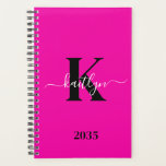 Agenda Monograma de Script Preto Cor-de-Rosa Moderno<br><div class="desc">Este planejador flexível, simples e elegante, cor-de-rosa 5.5 x 8.5, com o seu primeiro nome numa letra de script de tendência, escrito em branco, sobre a sua primeira letra inicial num boné moderno em preto é perfeito para si. É na moda e moda e, no entanto, muito clássico. Isso facilitará...</div>