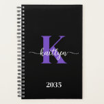 Agenda Monograma de Script Puro Preto<br><div class="desc">Este planejador flexível preto simples, elegante, 5.5 x 8.5 com o seu primeiro nome numa letra de texto de tendência em branco e o seu primeiro início numa letra moderna de boné em roxo é perfeito para si. É na moda e moda e, no entanto, muito clássico. Isso facilitará a...</div>