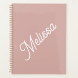 Agenda Monograma de script, rosa-pincel moderno<br><div class="desc">A tipografia de script grande faz uma declaração em negrito contra o fundo rosa-pincel. Simples mas elegante,  é um presente pessoal que eles vão amar no aniversário,  Natal,  de volta à escola,  Dia de as mães e muito mais.</div>