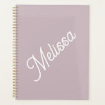 Agenda Monograma de script, roxo moderno<br><div class="desc">A tipografia de letras grandes faz uma declaração em negrito contra o fundo roxo mauve. Simples mas elegante,  é um presente pessoal que eles vão amar no aniversário,  Natal,  de volta à escola e muito mais.</div>